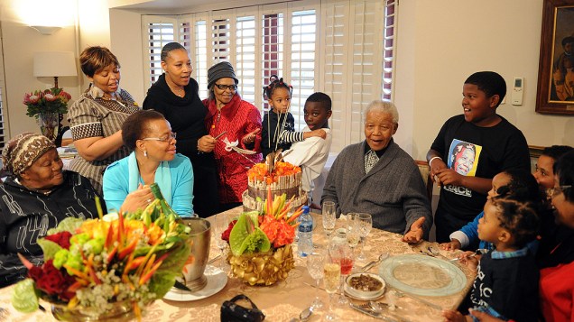 Nelson Mandela com membros da família durante comemoração de seu aniversário em sua casa na cidade de Qunu, na África do Sul