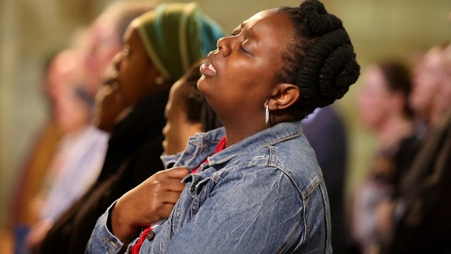 Mulher chora durante missa celebrada em memória de Mandela na Catedral St Georges, na Cidade do Cabo