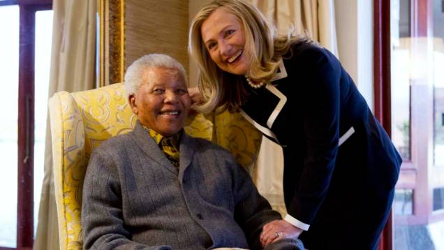 A secretária de Estado americana, Hillary Clinton, visita Nelson Mandela em sua casa na África do Sul