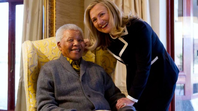 A secretária de Estado americana, Hillary Clinton, visita Nelson Mandela em sua casa na África do Sul
