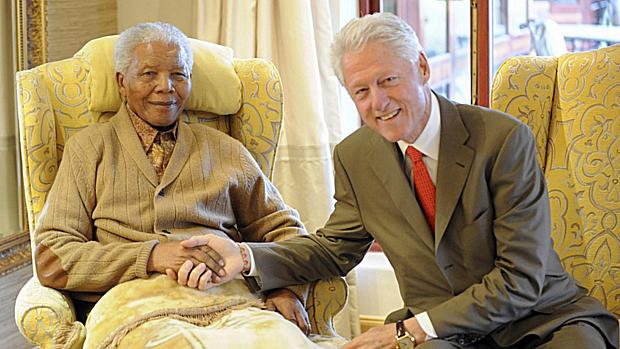 2011 - O ex-presidente dos EUA Bill Clinton visita Mandela um dia antes do sul-africano completar 94 anos