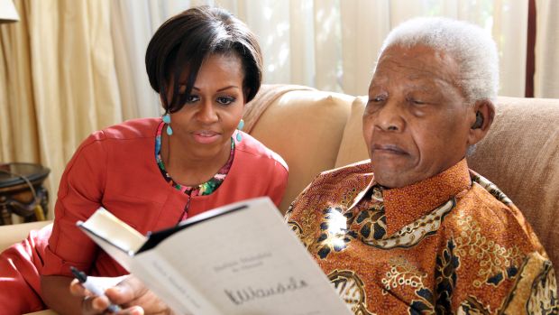 2011 - Michelle e Mandela leem juntos na residência do ex-presidente sul-africano