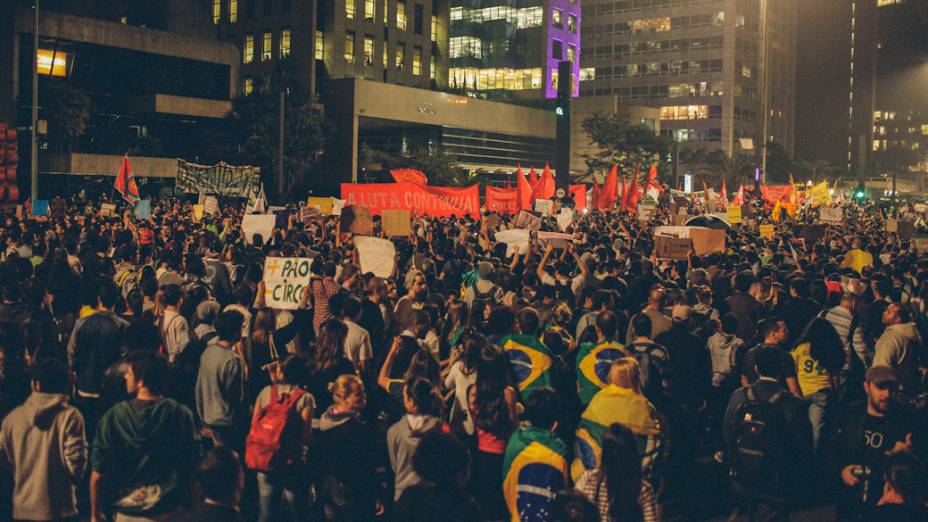São Paulo - Manifestantes ocupam a Avenida Paulista, durante o 7º dia de protesto