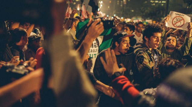 São Paulo - Manifestação pacífica na Avenida Paulista, teve pequenos tumultos entre apartidários e militantes de partidos políticos