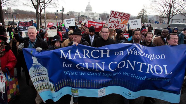 O prefeito Vincent Gray caminha com milhares de pessoas em marcha a favor do controle de armas, em Washington