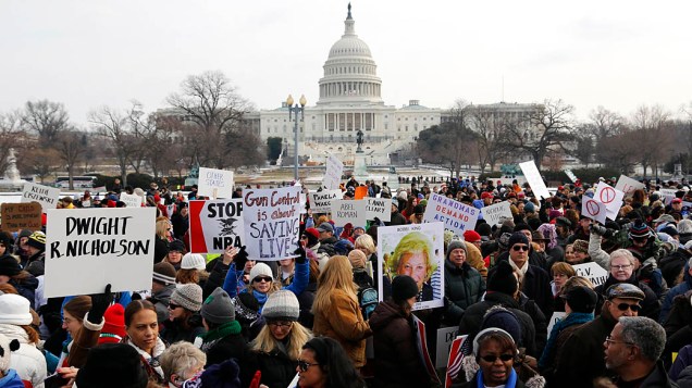 Milhares de pessoas participam da marcha em Washington a favor do controle de armas nos EUA