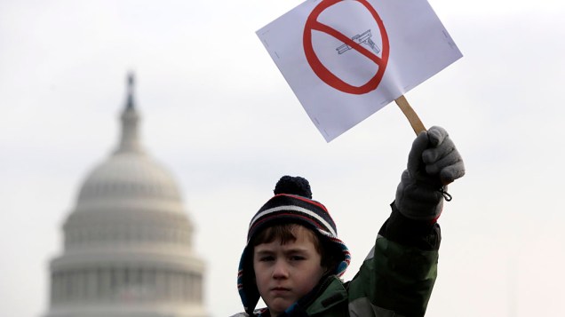 Peyton Tremont, de 7 anos, segura cartaz a favor da proibição das armas, em Washington