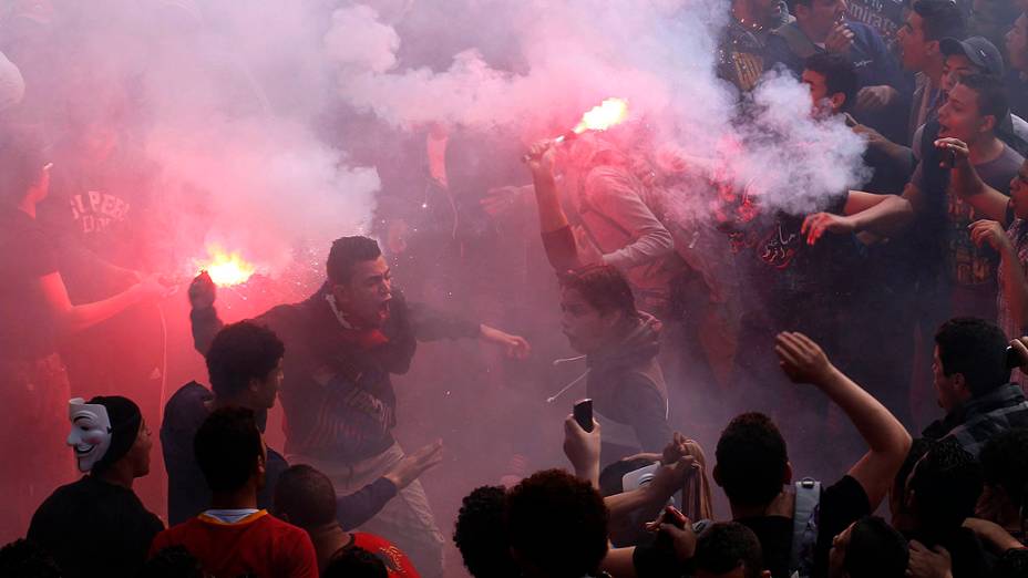 Torcedores do Al-Ahly comemoram a decisão da justiça, no Cairo