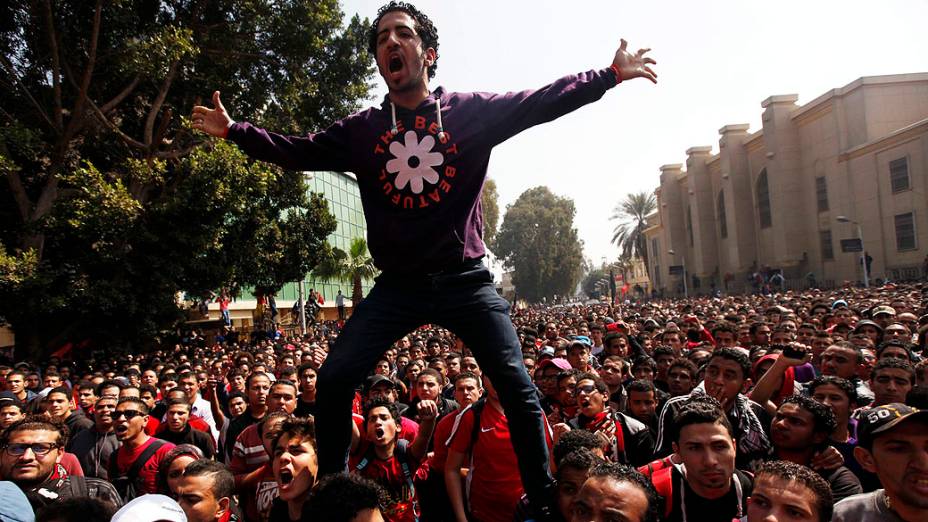 Torcedores do Al-Ahly comemoram sentença de pena de morte a 21 envolvidos em tragédia no estádio de Port Said, quando 74 pessoas morreram