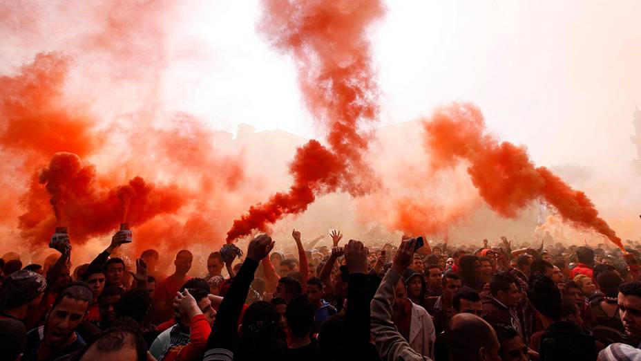 Torcedores do Al-Ahly comemoram sentença de pena de morte a 21 envolvidos em tragédia no estádio de Port Said, quando 74 pessoas morreram