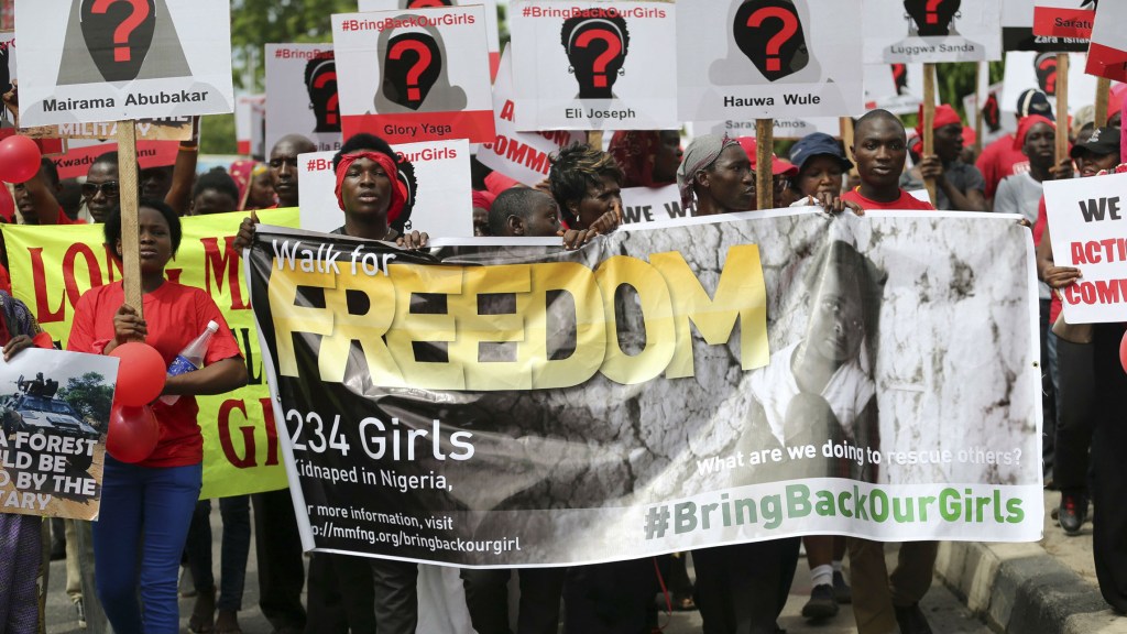 Manifestação em Lagos, na Nigéria, pede a libertação das mais de 200 meninas sequestradas em Chibok, ao norte do país