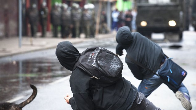 Estudantes chilenos entram em confronto com a polícia, durante protesto em Santiago