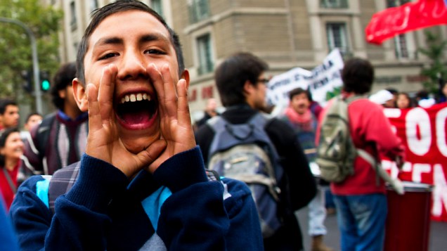Estudantes chilenos entram em confronto com a polícia, durante protesto em Santiago