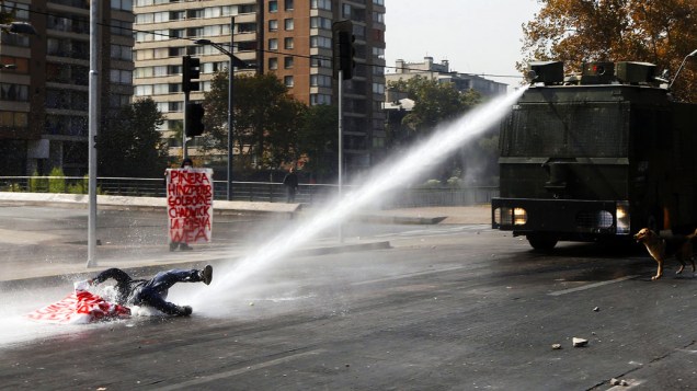 Jato de água derruba estudante em Santiago