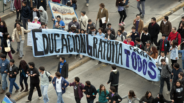 Estudantes pedem educação de qualidade durante manifestação em Santiago, Chile
