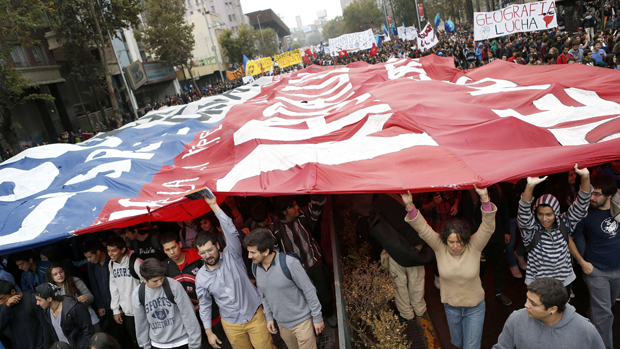 Estudantes carregam bandeira com as cores do Chile durante protesto pela educação, em Santiago