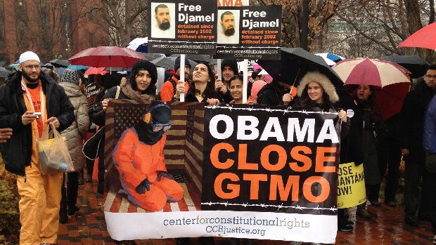 Manifestantes pedem em Washington o fechamento de Guantánamo, onde permanecem 171 detentos