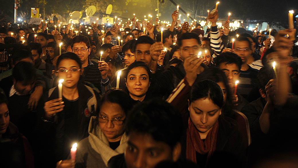 Indianos protestam contra o estupro e assassinato de uma estudante de 23 anos, em Nova Délhi