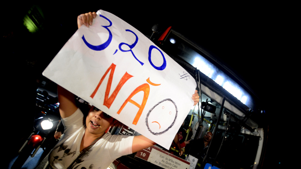 Novo protesto contra aumento do transporte público em São Paulo, em 07/06/2013