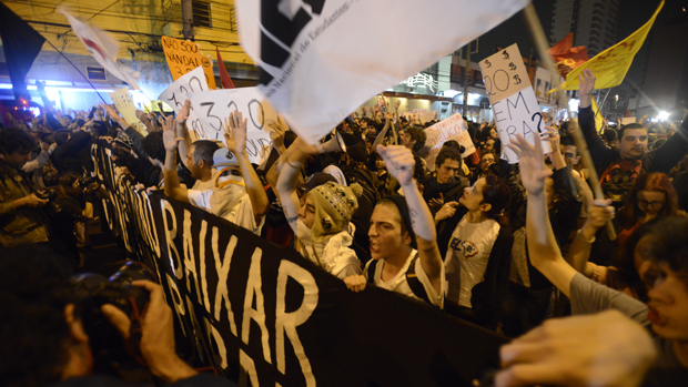 Em Pinheiros, novo protesto contra aumento do transporte público em São Paulo, em 07/06/2013