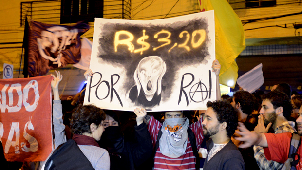 Em Pinheiros, novo protesto contra aumento do transporte público em São Paulo, em 07/06/2013