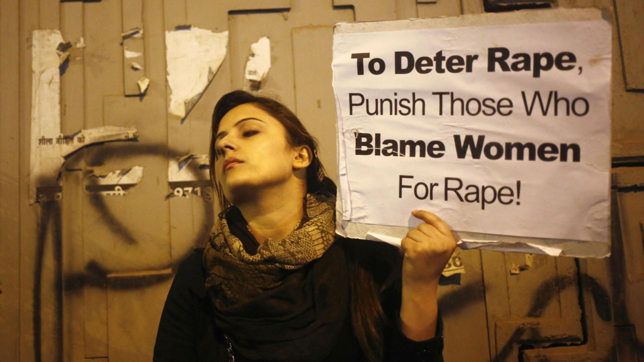 Manifestante carrega cartaz em protesto à onda de estupros na Índia