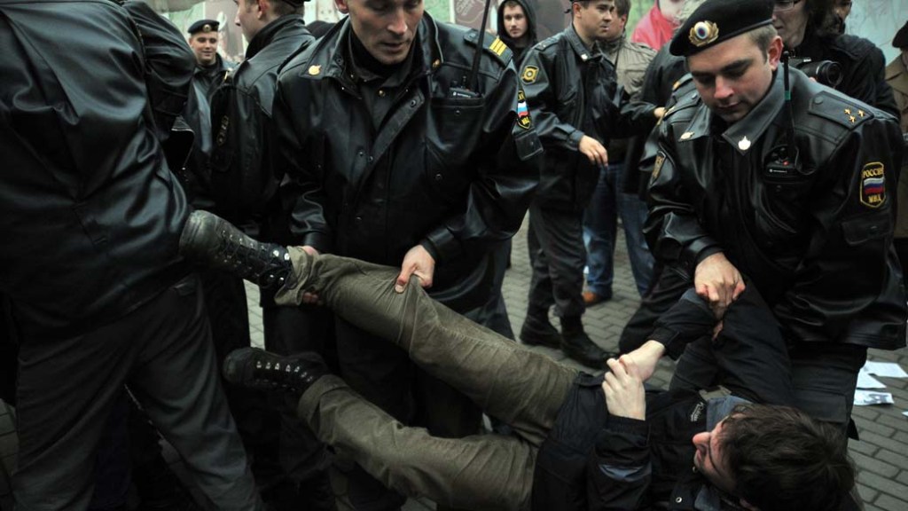 Policiais reprimem protesto em Moscou. Anistia pode beneficiar presos por "vandalismo"