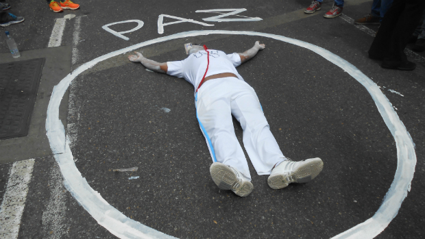 Manifestante pede paz em Caracas