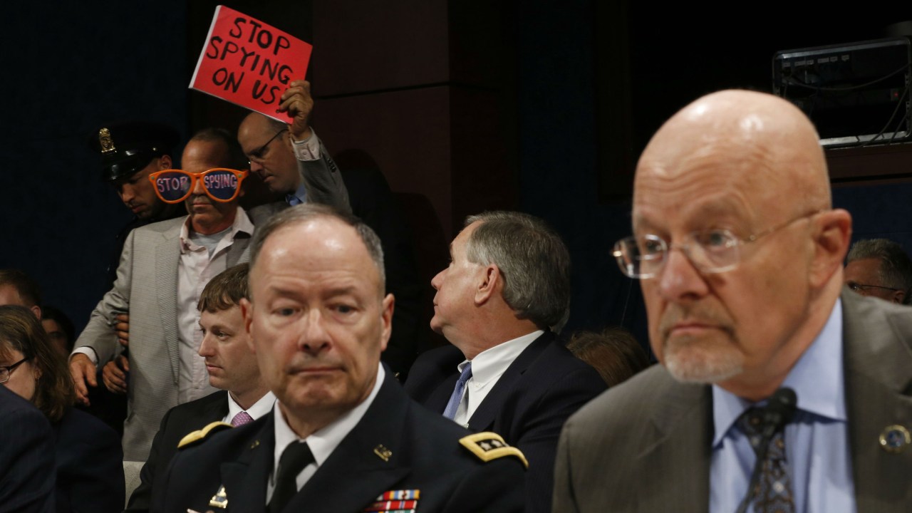 Manifestante protesta contra a presença do chefe da Agência de Segurança Nacional (NSA) dos Estados Unidos, general Keith B. Alexander, e do diretor de Inteligência Nacional, James R. Clapper Jr., no Congresso americano
