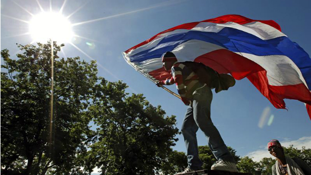 Manifestante segura bandeira da Tailândia em Bangcoc