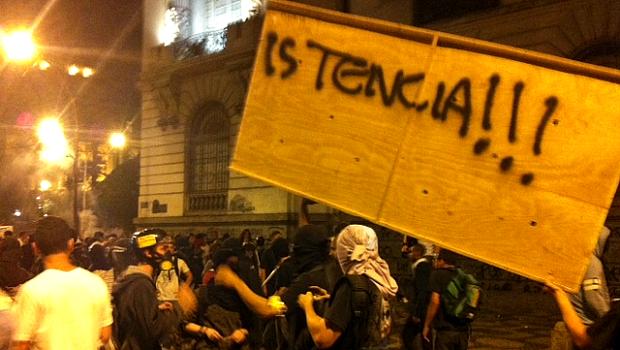 Manifestantes arrancam tapumes de madeira no Centro do Rio