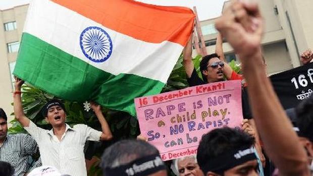 Manifestantes comemoram sentença diante de tribunal de Nova Délhi nesta sexta-feira