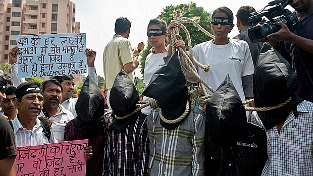 Manifestantes fora do tribunal em Nova Délhi pedem pena de morte para acusados de estupro coletivo