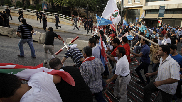 Confronto entre manifestantes e policiais no Líbano