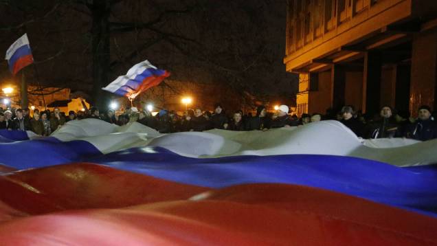 Manifestantes estendem bandeira gigante da Rússia na Crimeia, ao sul da Ucrânia