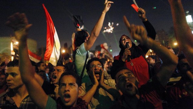 Manifestantes pedem a renúncia do presidente Mohamed Mursi, na madrugada desta quarta, 3 de julho de 2013, no Cairo