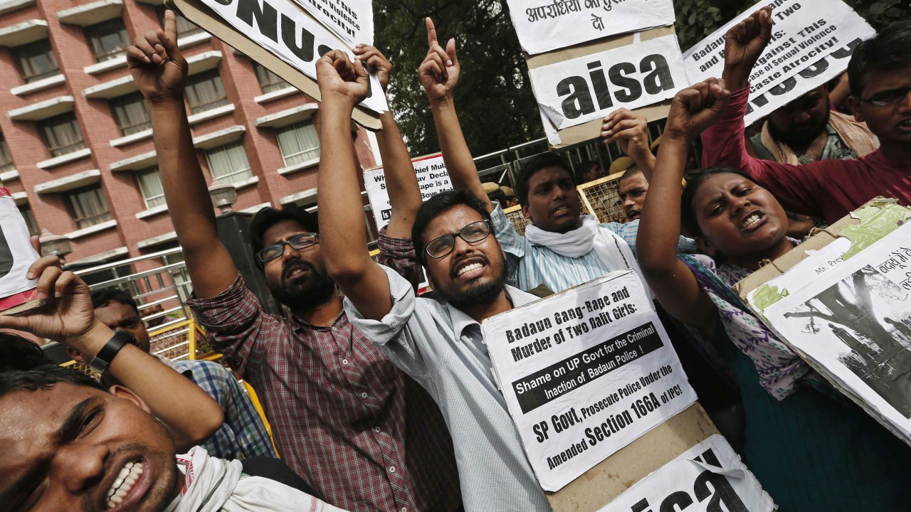 Manifestantes protestam contra o estupro e assassinato de mais duas jovens na Índia