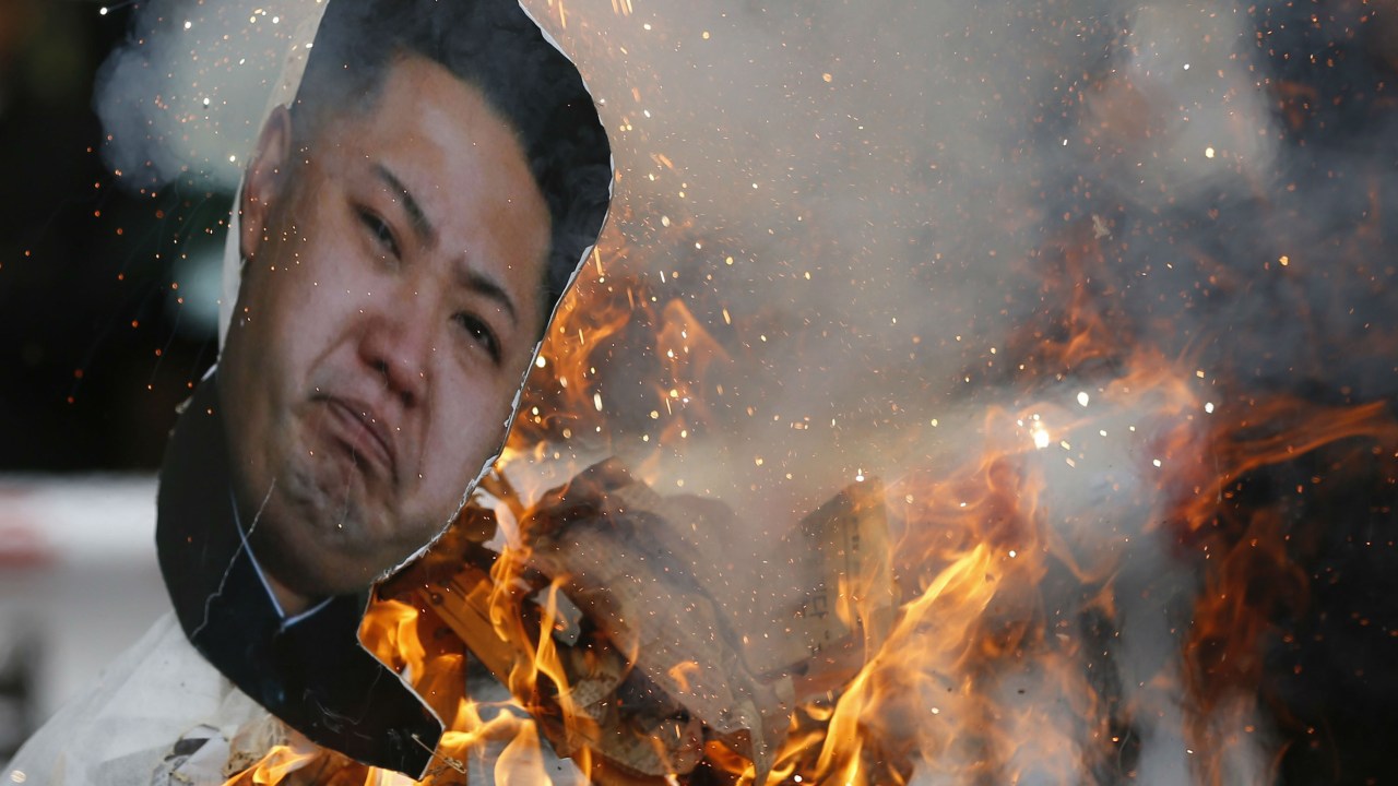 Manifestantes queimaram fotos de Kim Jong-un e bandeiras da Coreia do Norte em Seul