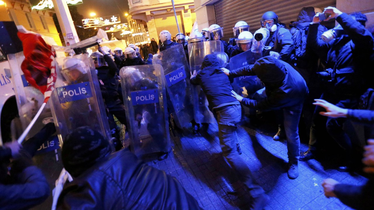 Manifestantes turcos entraram em conflito com a polícia nas ruas de Istambul