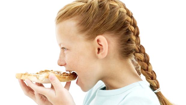 Estudo revelou que crianças comem mais quando se sentem tristes e estressadas
