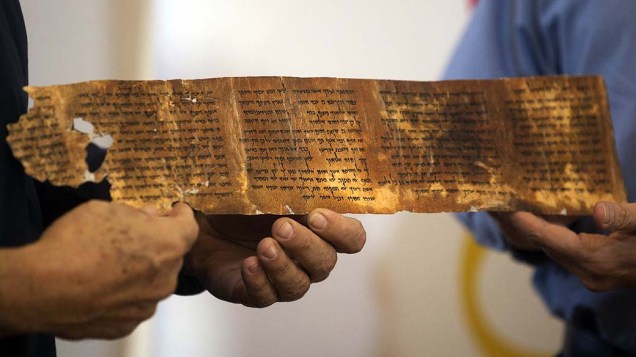 Réplica de segmento dos Manuscritos do Mar Morto, que possuem mais de 2.000 anos de idade e serão publicados online