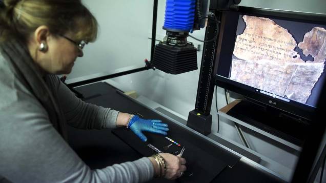 Analista de conservação fotrografa fragmento dos Manuscritos do Mar Morto, que possuem mais de 2.000 anos de idade e serão publicados online