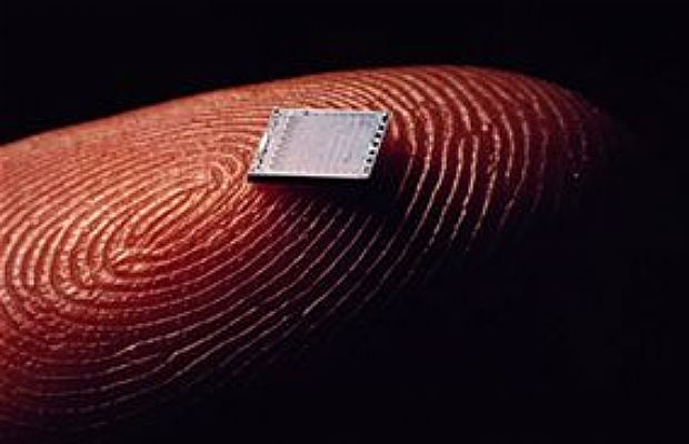 O vírus no chip implantado não afeta a saúde do cientista, mas tem o poder de infectar outros dispositivos eletrônicos