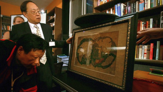 Mapa-múndi do colecionador chinês Liu Gang que provaria que o navegador Zheng He foi o primeiro a fazer a circunavegação do planeta e primeiro a descobrir a América. O mapa, de 1793, é uma cópia de um outro mapa, feito em 1418, data que coincide com as viagens de Zheng He, realizadas entre 1405 e 1432. Segundo o escritor Gavin Menzie, autor do livro 1421: O Ano em que a China Descobriu o Mundo, os navegadores europeus usaram os mapas feitos pelos navegadores de Zheng He para explorar a América e a África. Entre os europeus que teriam usado o mapa estão Vasco da Gama e Cristovão Colombo.