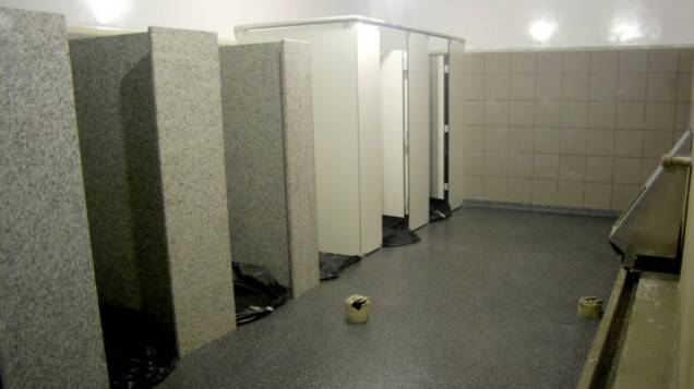 Maracanã: à frente, os banheiros em fase de finalização; ao fundo, um teste descartado