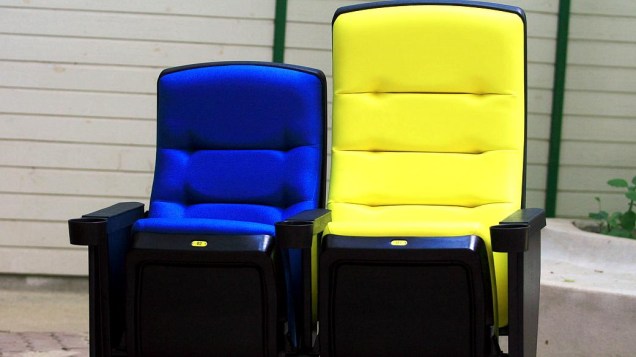 Maracanã: cadeiras de camarote (esq.) e da tribuna de imprensa