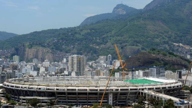 O início da instalação da cobertura do Maracanã para a Copa das Confederações de 2013 e o Mundial de 2014