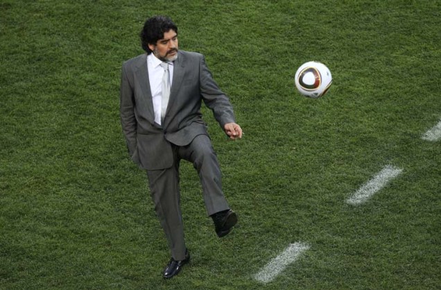 Quando a bola saiu de campo, Maradona recebeu com os pés.