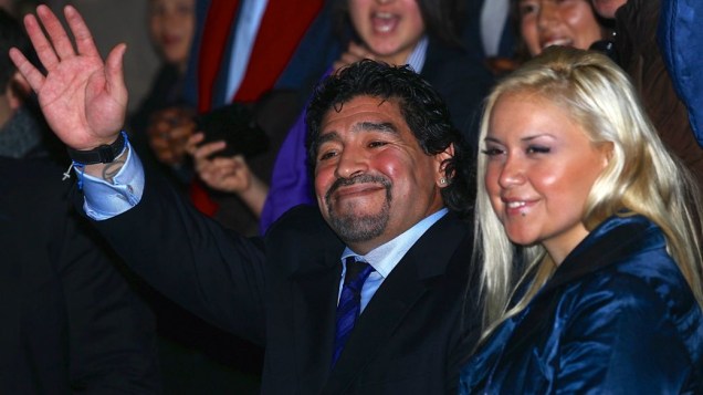 Diego Maradona com sua segunda mulher, Verónica Ojeda, em Londres, em 2010; ela engravidou do ex-craque e deu à luz Diego Fernando, em 2013