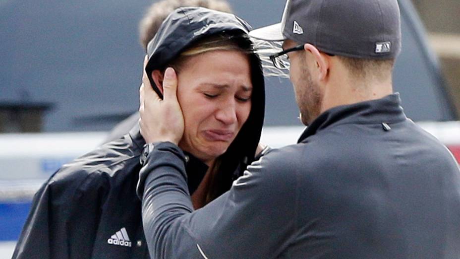 Mulher é consolada por um homem após uma explosão na maratona de Boston